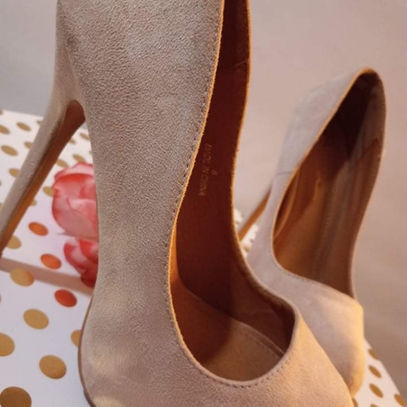 Heels - Picture 4 of 6